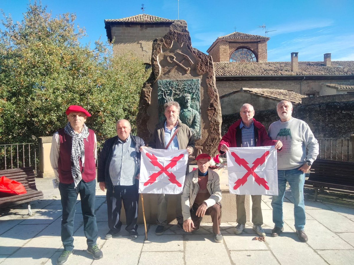 CarlistaPartido's tweet photo. @NoticiasNavarra A la izda. varios compañeros junto al monumento de "Radica" inaugurado hoy en Tafalla. A la decha. una jota cantada con motivo de los actos del homenaje al general carlista. #Carlismo #EuskalHerria. https://t.co/DnfGrjhc8k