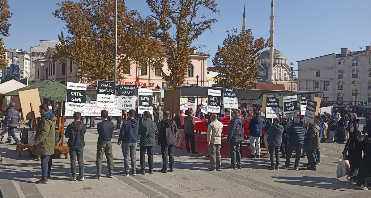 elaksaplatformu's tweet photo. El Aksa Platformu olarak her hafta cumartesi günü gerçekleştirilen "Sessiz Çığlık" eyleminde "Limanlarımızda Katil Gemi İstemiyoruz" ve "İsrail Gemileri Kıyımıza Yaklaşmasın" dövizlerinin taşındığı eylem Kuranı Kerim tilaveti ile başladı ve dua ile son buldu.

#sessizçığlık https://t.co/y4jDymKwPn