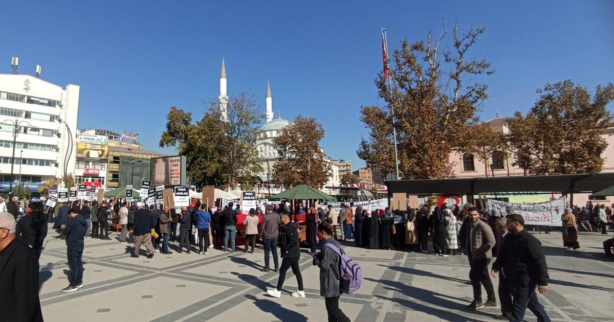elaksaplatformu's tweet photo. El Aksa Platformu olarak her hafta cumartesi günü gerçekleştirilen "Sessiz Çığlık" eyleminde "Limanlarımızda Katil Gemi İstemiyoruz" ve "İsrail Gemileri Kıyımıza Yaklaşmasın" dövizlerinin taşındığı eylem Kuranı Kerim tilaveti ile başladı ve dua ile son buldu.

#sessizçığlık https://t.co/y4jDymKwPn
