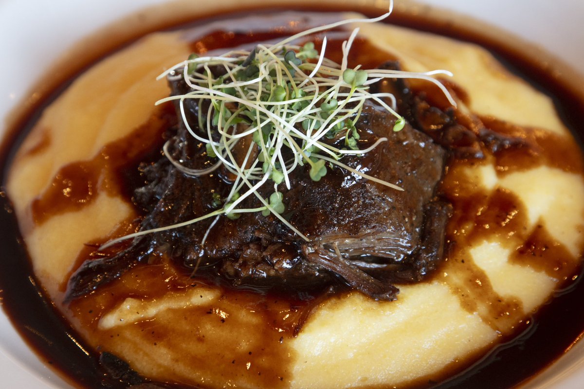 Tuscan braised short rib🍽️😋
 Tender, slow-cooked meat over creamy mushroom polenta, topped with a rich demi-glaze and fresh microgreens.

#trattoriadimontaluce