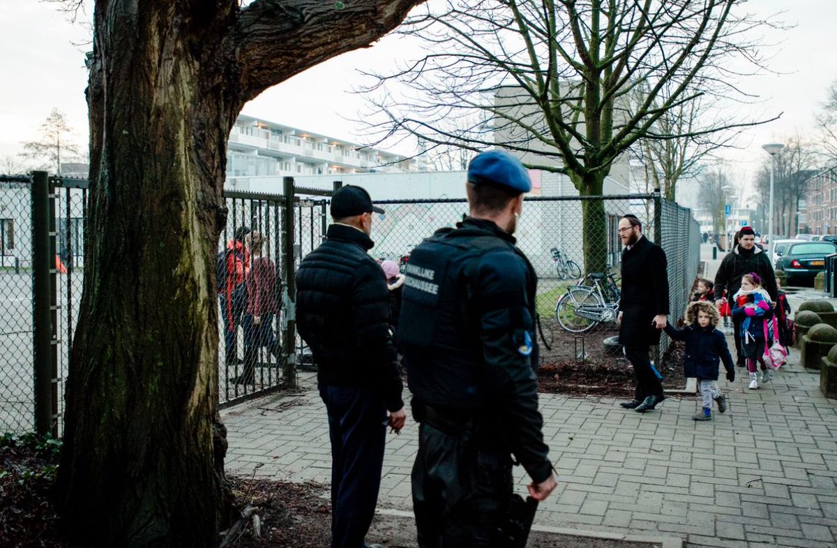 visegrad24's tweet photo. Jewish kids going to school in the Netherlands

🇳🇱🇮🇱 https://t.co/zRAvO7d3ap