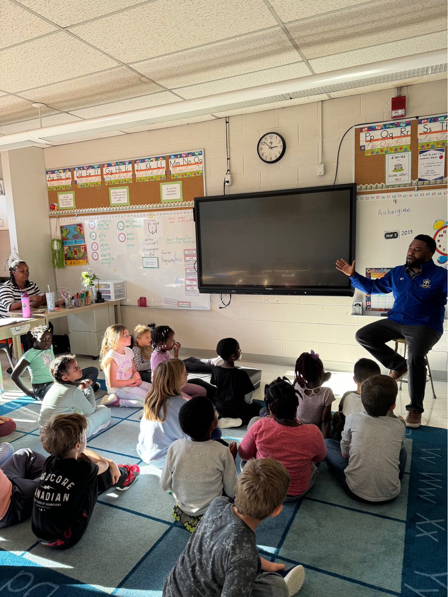 Faire la lecture aux élèves me rappelle l’essence même de notre mission éducative. Récemment, j’ai partagé un moment précieux avec nos élèves de 2e année. Malgré les journées chargées, ces instants d’inspiration et de connexion renouvellent mon engagement. #JourduSouvenir