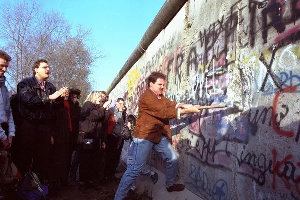 Hoy se cumplen 35 años de la caída del Muro de Berlín. Es bueno recordar que la gente del lado comunista corrió al lado de la libertad y que el comunismo es tan malo, que necesitaron un muro para que la gente no escapara. 🔥 ¡VIVA LA LIBERTAD Y ABAJO LOS ZURDOS DE MIERDA!