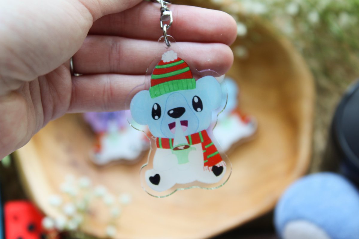 Bring cozy vibes wherever you go with these winter outfit Cubchoo acrylic keychains~ 
They were drawn in a "crayon"-like style and I definitely want to explore it more with some other designs :3