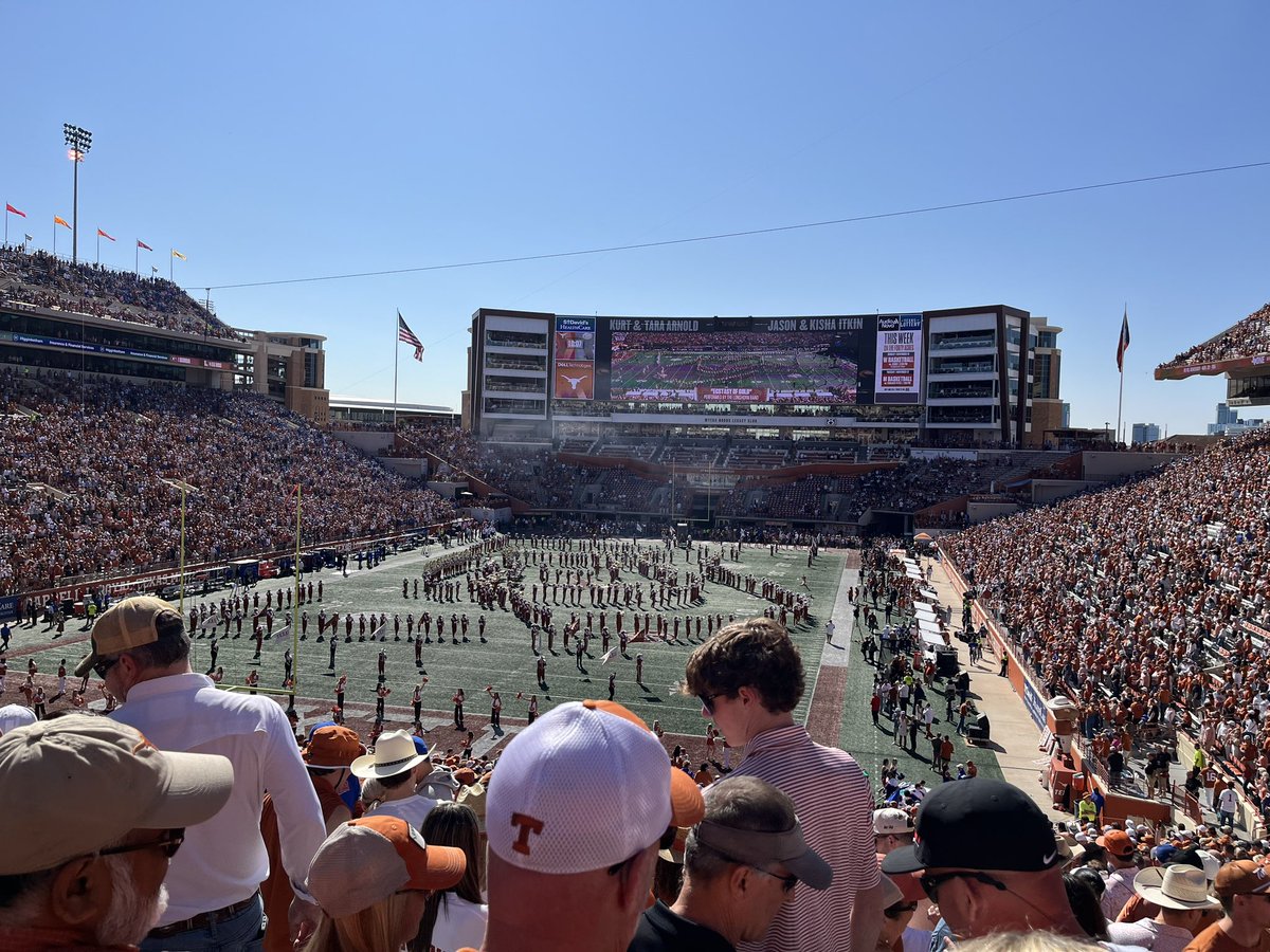 Alvarado_Sports's tweet image. Back on campus. #hooken