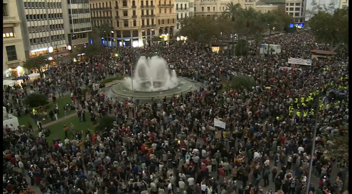 🔴 #EstaPasando Plaza Ayuntamiento,  #ValenciaIndignada es un clamor:

📢 #MazonDimision #MazonDimissió 

Imagen <a href="/el_pais/">EL PAÍS</a>