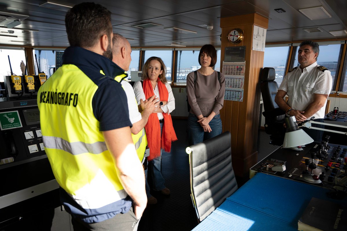 CSIC's tweet photo. La presidenta del #CSIC ha acompañado a la ministra de @CienciaGob a una reunión con los investigadores del buque Ramón Margalef, que  se encuentra en la costa de Valencia en labores de apoyo tras la DANA https://t.co/6B2jKQsr9D