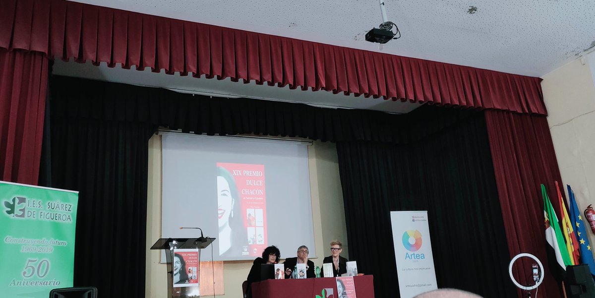 IesSuarez's tweet photo. Nuestro centro ha recibido hoy al jurado popular de #Zafra para el #premio #DulceChacón...y su obra más votada ha sido para @VelvetMolotov  con "La mala costumbre". Felicidades a la organización por esta iniciativa y ¡suerte 🍀 a l@s finalistas! https://t.co/kQbiUqOxPg