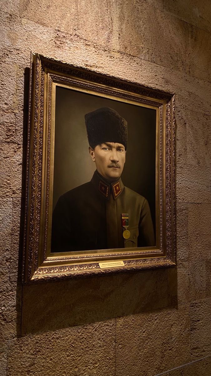 "Sen çivisi çıkmış bu dünyada duvara asılan en güzel fotoğrafsın''
Saygı,özlem ve minnetle .

#10Kasım♾️