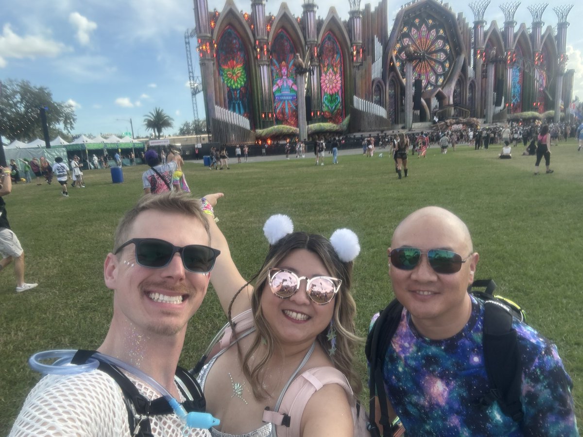 HBunBuns's tweet photo. EDC Orlando Day 1 ✅ with the incredibly hot @ItsMickTV https://t.co/KWIn1UTZU4
