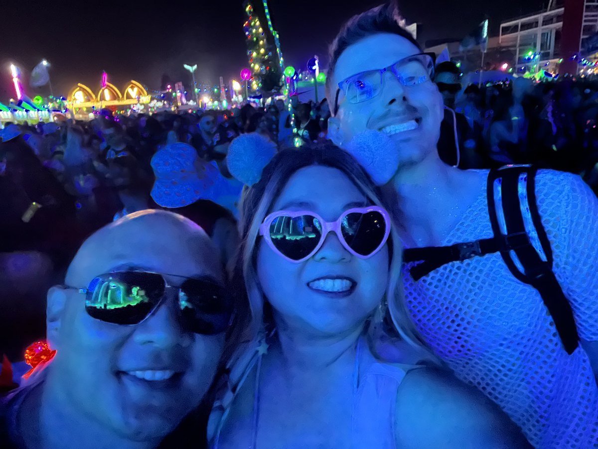 HBunBuns's tweet photo. EDC Orlando Day 1 ✅ with the incredibly hot @ItsMickTV https://t.co/KWIn1UTZU4