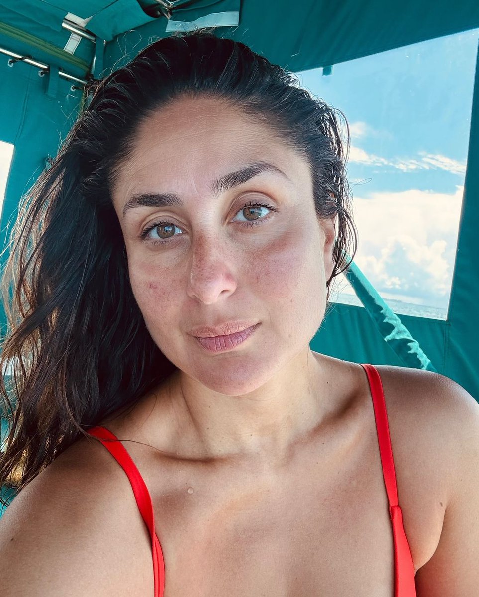 iSamarthX's tweet photo. Mesmerizingly hot, Bebo shared her binki pics.  Kareena Kapoor. 🔥🥵