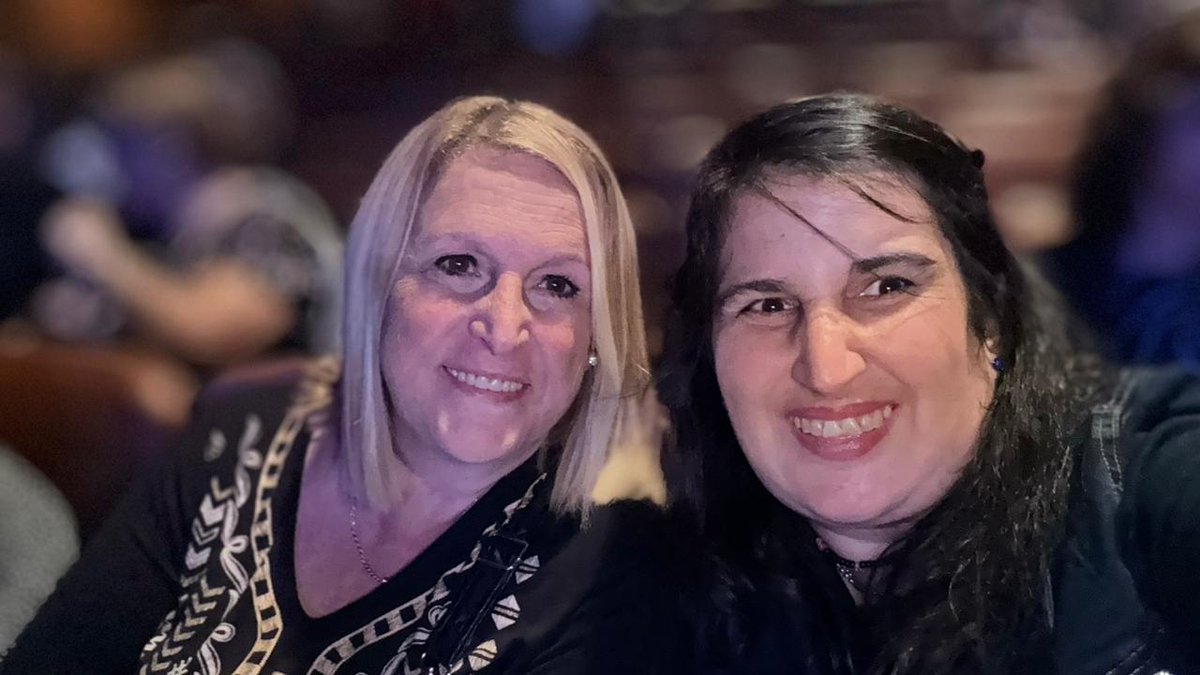 mabe_luchi's tweet photo. @valerialynch Asi se disfrutaba anoche de tremendo show! Todo el mundo de pie! Saltando, cantando y aplaudiendo de pie como te lo mereces por tu entrega!!! Estabamos echos un demonio!!! 👿Gracias totales!!!💖 Querete mil!❤️ https://t.co/Z6MT3P4uND