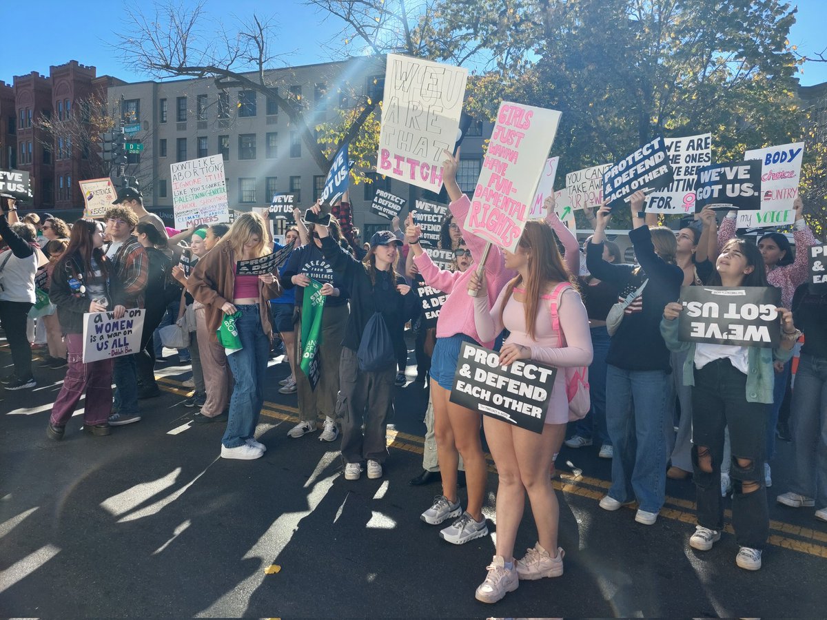 valpasquesoone's tweet photo. Bonjour X, je suis à Washington pour suivre la première Women's March depuis la victoire de Donald Trump. Le rassemblement a lieu devant la Fondation Heritage, à l'origine du Projet 2025 https://t.co/a3ikRBVGpm