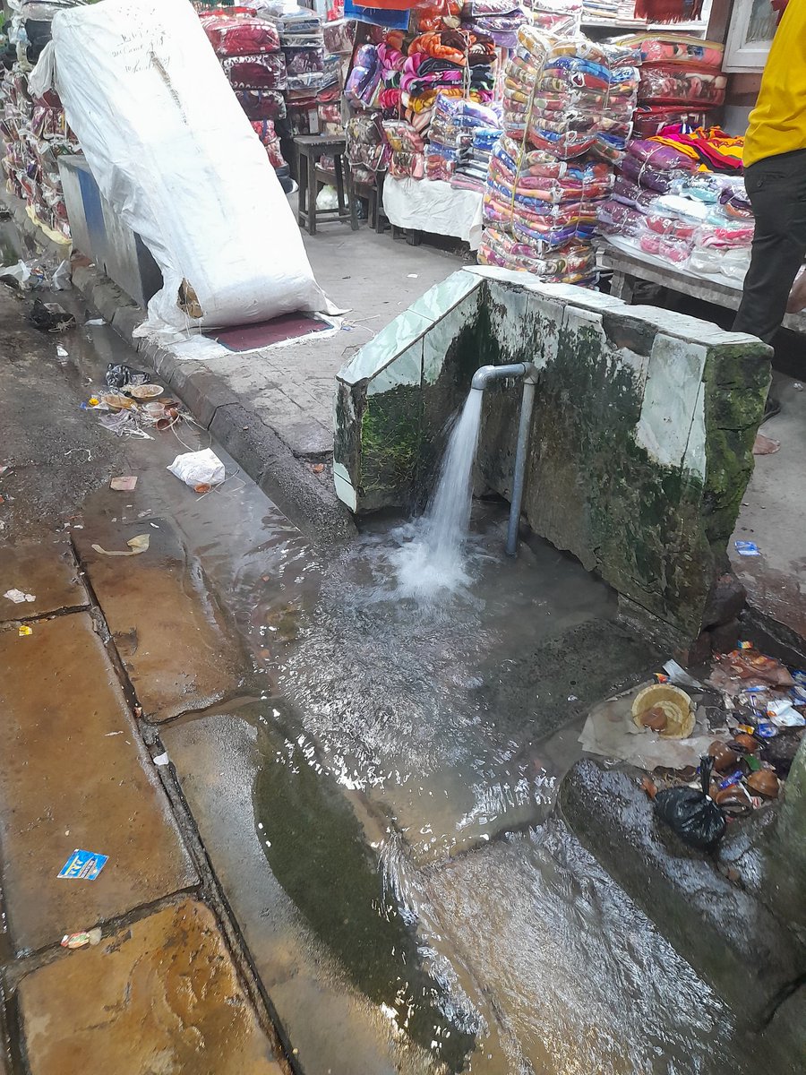 aarvi2's tweet photo. I often go to old kolkatta &amp; I see this criminal waste of potable water at every 100 mtr,this is going on from decades but authorities are not bothered to find any solution to it,i guess they lack empathy regarding resources,can anyone do something @JalShaktiAbhyan @gssjodhpur https://t.co/bvk8YsUv7Z