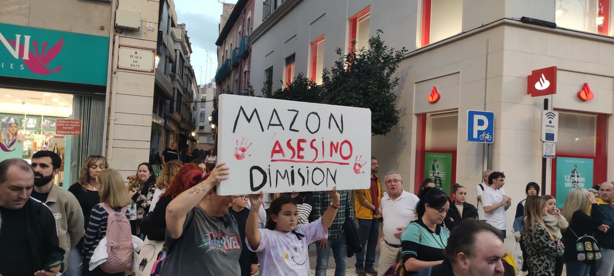 Triquiuela5's tweet photo. Se puede decir más alto pero no más claro, Wyoming:
" Carlos Mazón solo se dio prisa en una cosa, ponerse el chaleco para aparentar que estaba gestionando algo ".
#MazonDimissió #MazonAPrision https://t.co/Da6M3wetV4