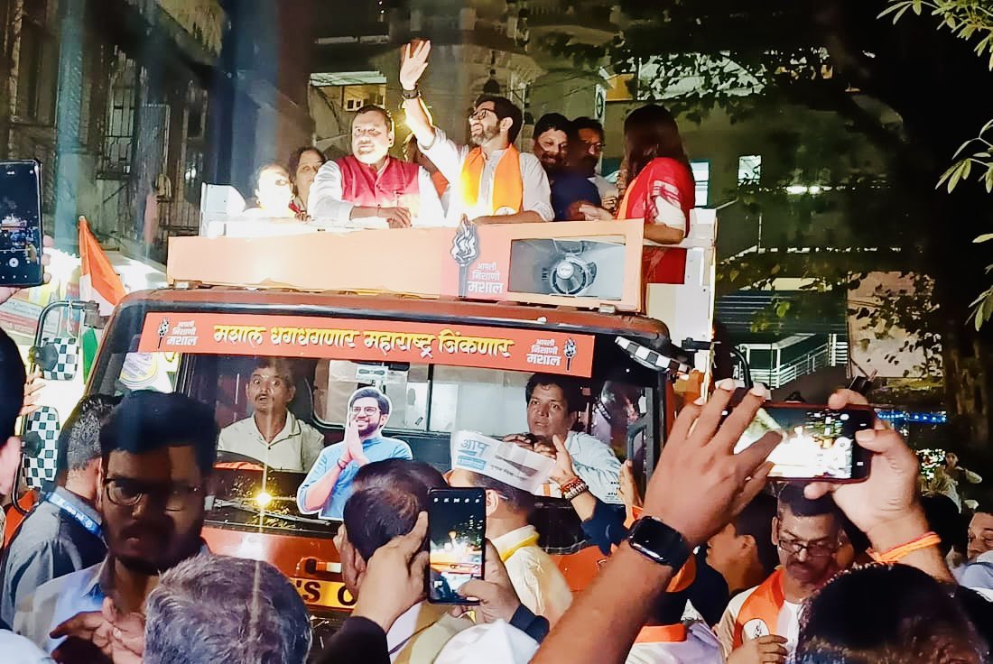 AAPUttarPradesh's tweet photo. मुंबई में AAP नेता व राज्यसभा सांसद @SanjayAzadSln जी ने @AUThackeray जी के साथ किया रोड शो।

मराठी मानुष ग़द्दारों को सबक़ सिखाने को तैयार है।

मोदी जी ने महाराष्ट्र के साथ सौतेली माँ जैसा व्यवहार किया। 2 लाख करोड़ की योजना बाहर लेकर चले गये।

महँगाई से परेशान जनता कह रही है

“बँटोगे तो जेब कटेगी”
“न बँटिये न कटिये मिलकर भाजपा को रपटिये”