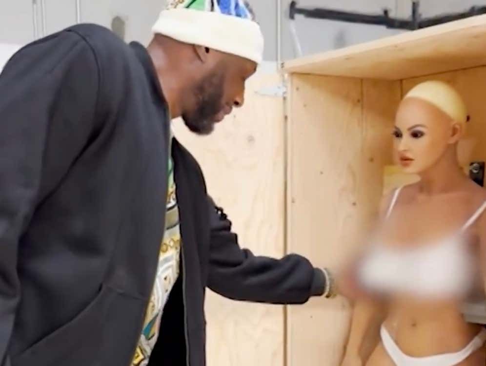 Lamar Odom is in Desperate Need of Help as Video of Him Creating a Life-Size Khloe Kardashian Sex Doll Has Hit The Internet https://t.co/5mfYxeEHmv Lamar Odom is in Desperate Need of Help as Video of Him Creating a Life-Size Khloe Kardashian Sex Doll Has Hit The Internet https://t.co/5mfYxeEHmv
