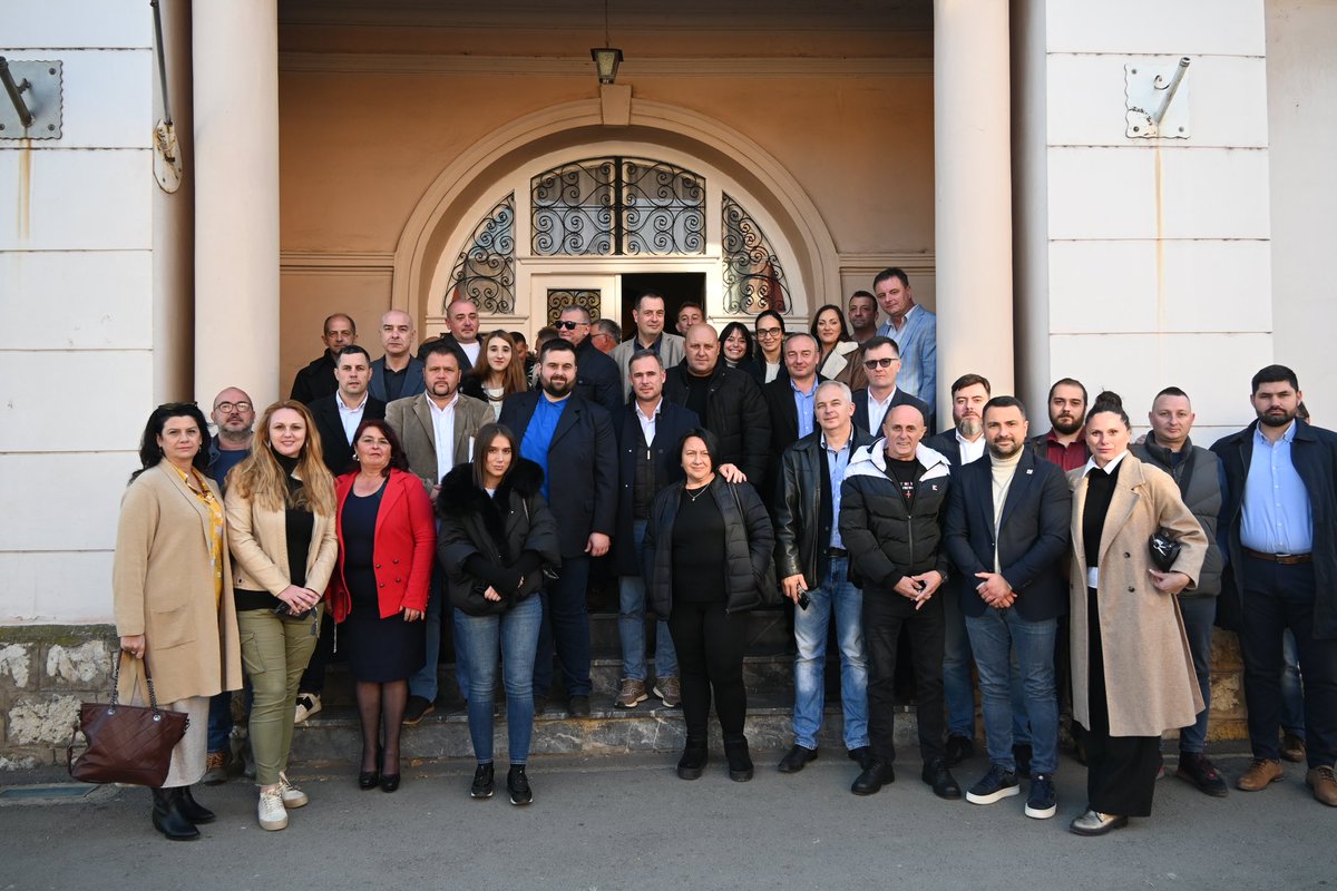 NarodniPokretS's tweet photo. Danas je zvanično formiran odbor Narodnog pokreta Srbije u Despotovcu! 

Za predsednika opštinskog odbora izabran je Miloš Milošević. Našem odboru želimo puno sreće i uspeha u daljem radu! 👏🏻 https://t.co/daBPB5ugIc