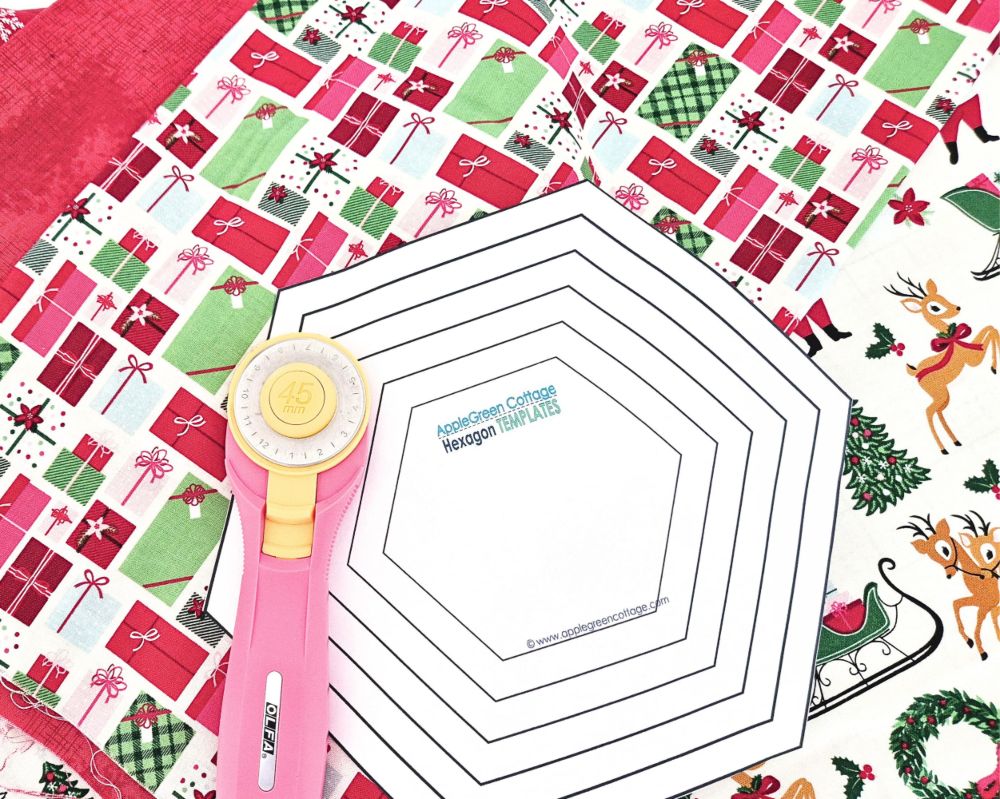 AppleGCottage's tweet photo. Sew An Easy Christmas HEXAGON Table Topper ✨ https://t.co/cSyVVb7V5m https://t.co/tcdhBKugec
