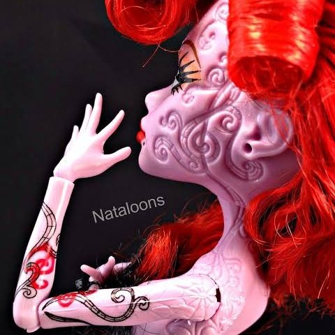 1tsaliv3's tweet photo. Detalhes e coisinhas legais nos corpos e esculturas das Monster High - uma Thread https://t.co/Rd1qg4frJD