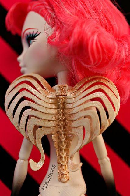 1tsaliv3's tweet photo. Detalhes e coisinhas legais nos corpos e esculturas das Monster High - uma Thread https://t.co/Rd1qg4frJD