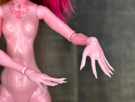 Detalhes e coisinhas legais nos corpos e esculturas das Monster High - uma Thread