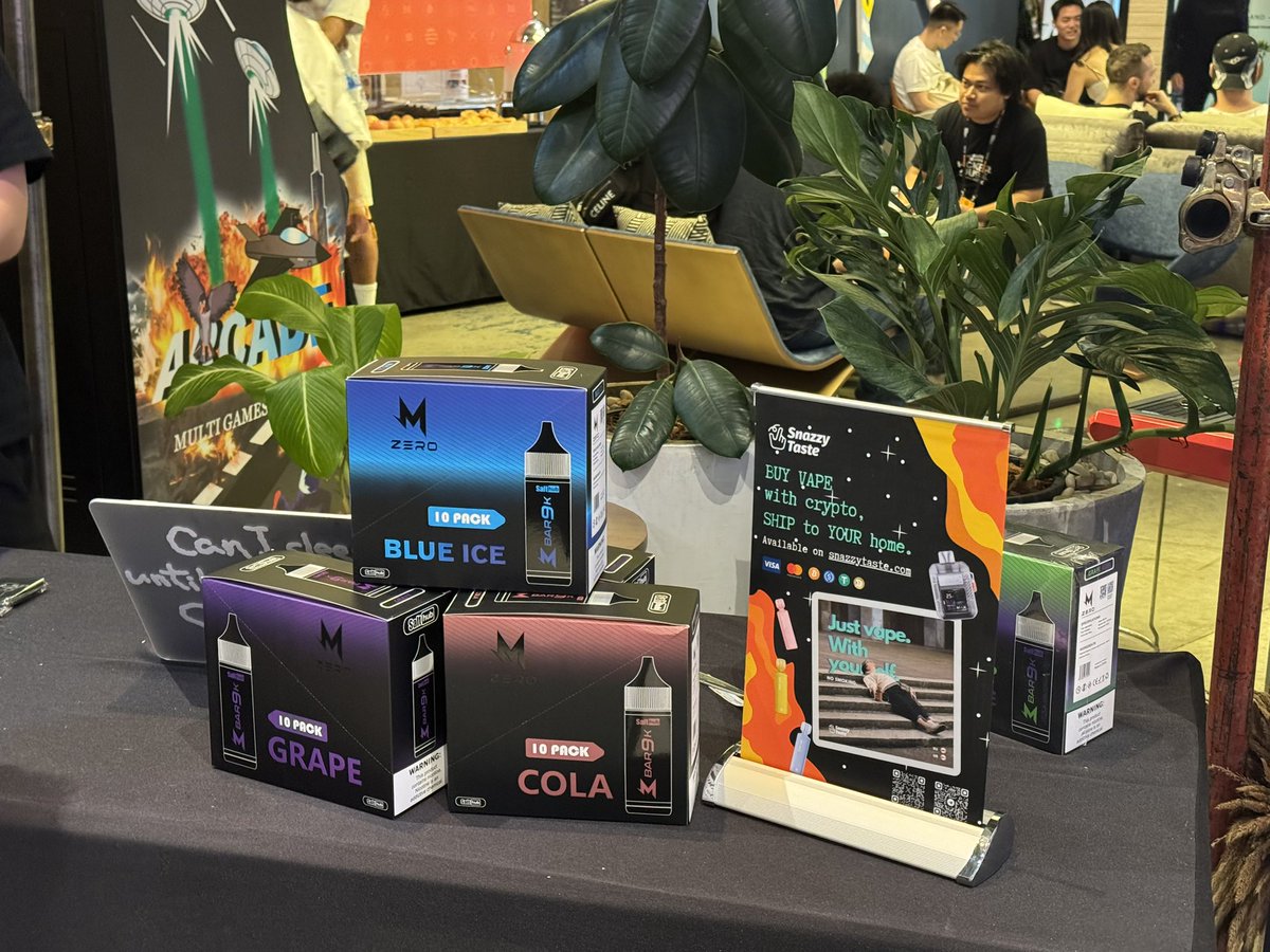 SnazzyTaste's tweet photo. Amazing day w/ meme lovers 

1️⃣0️⃣0️⃣ Vapes Giveaway
Thoughts? Drop 'em below 👇🏻