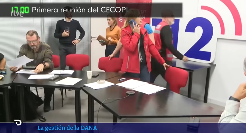 robandotutiempo's tweet photo. Carlos Mazón: “Es que aquí no había cobertura.”

Entonces, ¿para qué están en esa reunión del CECOPI con los teléfonos móviles?.🤦🏻‍♂️
https://t.co/aqvpZmWUxW https://t.co/RThULiSDBl