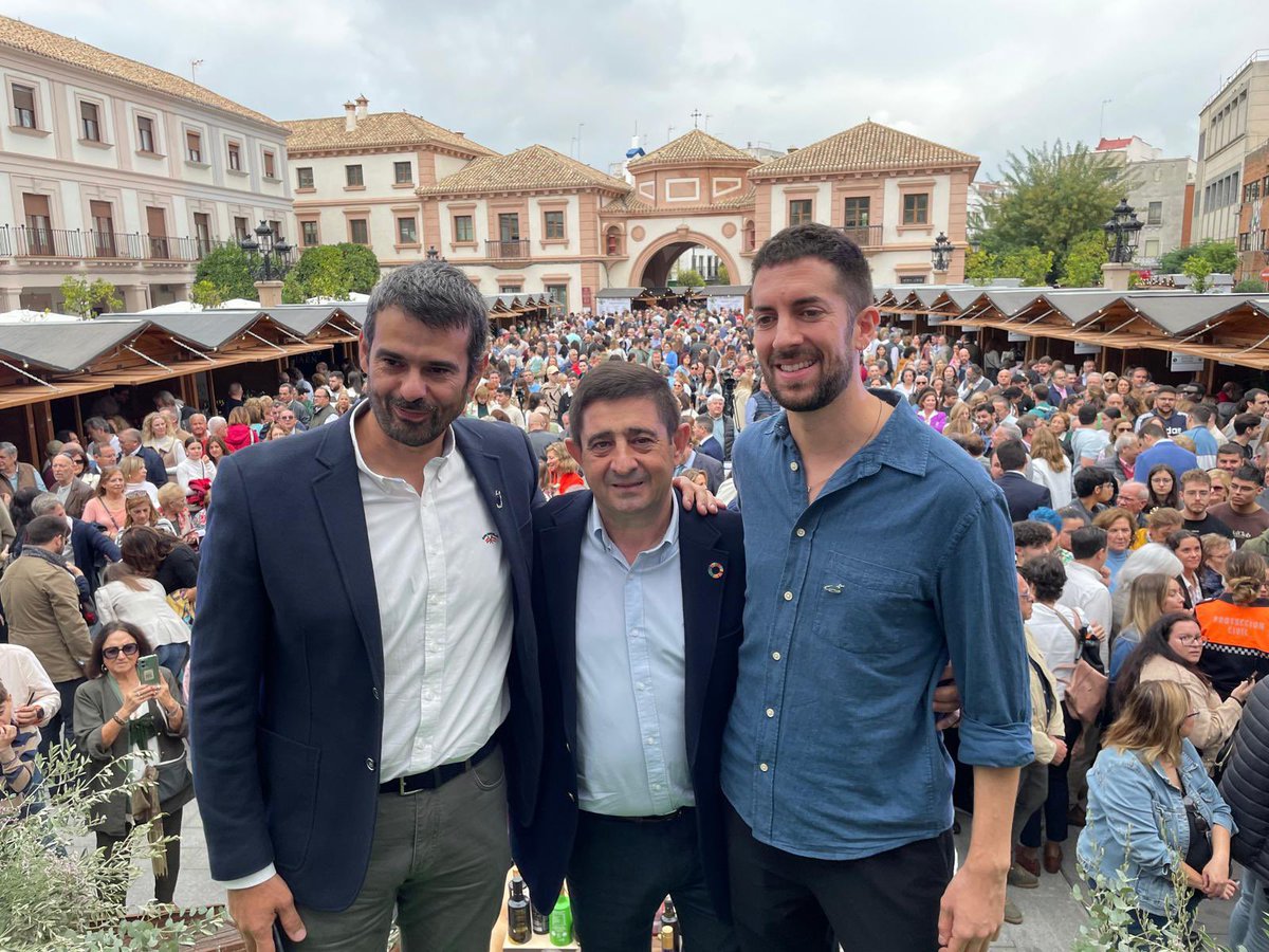 Gracias a <a href="/davidbroncano/">David Broncano</a> y a Enrique Sánchez, cocinero de Canal Sur por ser el pregonero y embajador del AOVE de Jaén en la Fiesta del Primer Aceite de Jaén que la <a href="/dipujaen/">Diputación de Jaén</a> celebra  en Andújar este finde semana.