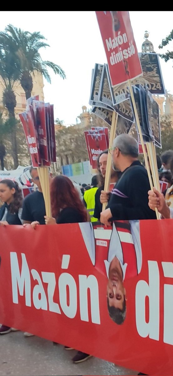 Para hacer miles de carteles si han tenido tiempo en 5 días, para ir a ayudar a los afectados no creo. Menuda gentuza de mierda.