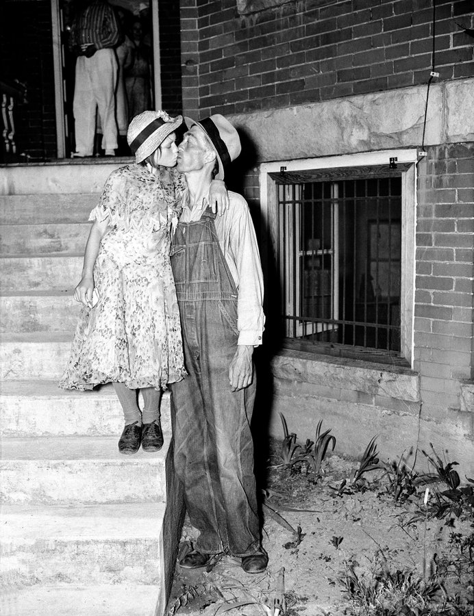 itswpceo's tweet image. Disturbing historical images you've never seen before.

Heartbreaking...😱

1. Homer Peel, 34, kisses his 12-year-old girlfriend on the steps of the courthouse in Madisonville, Tennessee, 1937.