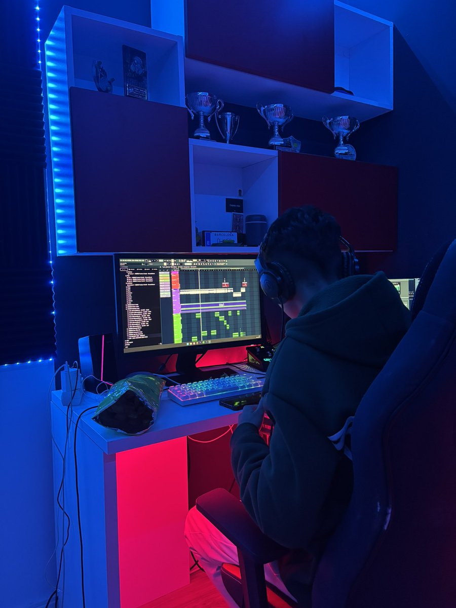 YoSoyRyuu's tweet photo. Anoche pasaron cosas en el estudio de @Vilo927 https://t.co/atErGuHrPB
