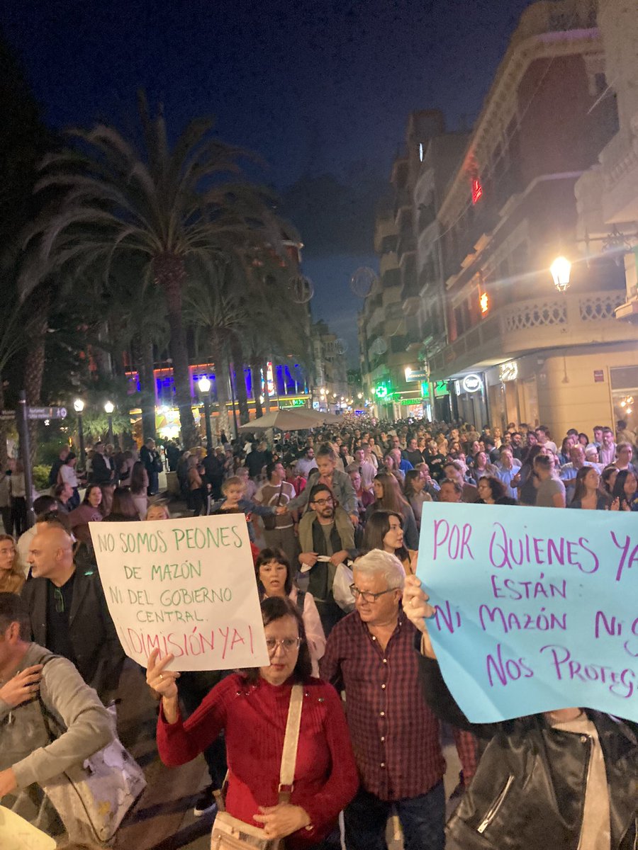 Decidim_'s tweet photo. GRÀCIES, GRÀCIES, GRÀCIES.

Som un poble digne. El País Valencià renaix de les cendres. 

València • Alacant • Elx https://t.co/LZPLrVFTWi
