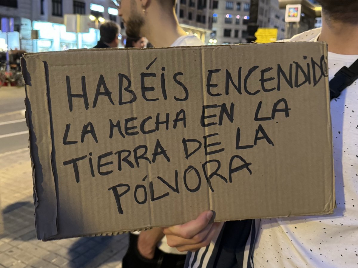 H3ndall's tweet photo. A quienes no os importan las víctimas es a vosotros. Si os importasen lo más mínimo reconoceríais que uno de los vuestros la ha cagado y tomaríais medidas. Pero solo os importa el rédito político y no perder una comunidad tan importante como la Valenciana. Lo lleváis claro. Por allí por donde pasáis dejáis todo sembrado de muertos: en Galicia el Prestige, en Madrid los 7291 ancianos de Ayuso, en Valencia los muertos del metro y ahora de la #Dana, eso sin olvidar los del Yak-42.

Si hay alguna persona decente en ese partido, debería salir a dar la cara y decir, por una vez, la verdad. Dejad de inventar mierdas y de tomarnos por gilipollas, porque esto lo vais a pagar. Desde luego que si.