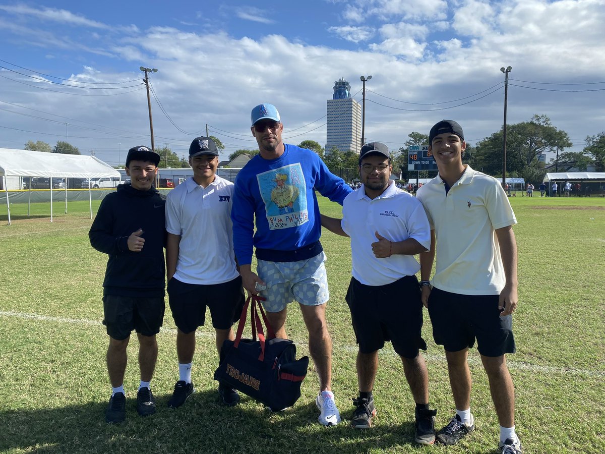 FutureOfficials's tweet photo. Former @HoustonTexans linebacker Brian Cushing supporting our @SpringWoodsHigh @FutureOfficials working @SBMSA1 football playoffs !
📸 🏈 Luis Guillen 🏈 Luis Castellanos 🏈 José Ramos
#sbisd #sbmsa #referee #football @sbisdathletics @SBISD @briancushing56 https://t.co/EwI5tZjRxu