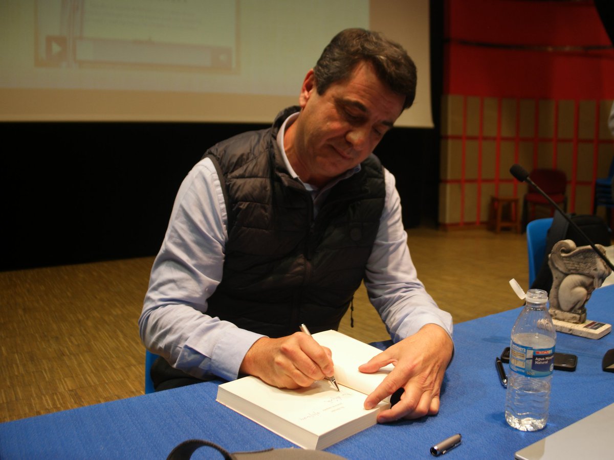 RafaMateosT's tweet photo. 📖 Presentación del libro "Yo, Hernán. Diario de campaña", de Juan José de Lama (@HernnCortes). El acto cultural fue conducido por Tomás Mazón (@ruta_elcano).

✅️ Una presentación muy dinámica e interesante, con una magnífica aceptación por parte del público. Se celebró en el mejor lugar (la cuna del insigne conquistador Hernán Cortés) y en un día muy especial (8 de noviembre, en el 505° aniversario del encuentro entre Hernán Cortés y el emperador azteca Moctezuma).

▶️ Vídeo: https://t.co/ybwQpGy64I