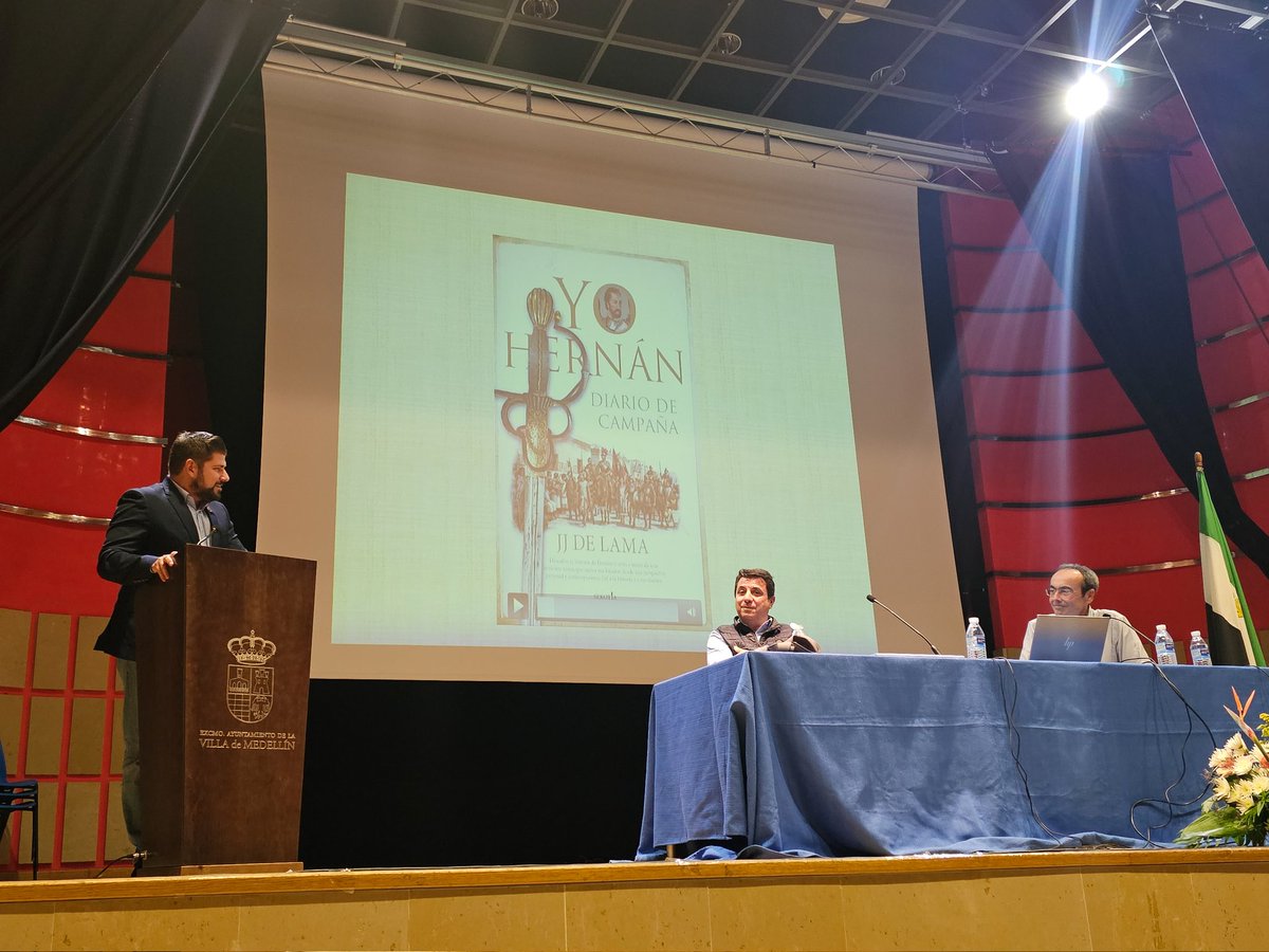 RafaMateosT's tweet photo. 📖 Presentación del libro "Yo, Hernán. Diario de campaña", de Juan José de Lama (@HernnCortes). El acto cultural fue conducido por Tomás Mazón (@ruta_elcano).

✅️ Una presentación muy dinámica e interesante, con una magnífica aceptación por parte del público. Se celebró en el mejor lugar (la cuna del insigne conquistador Hernán Cortés) y en un día muy especial (8 de noviembre, en el 505° aniversario del encuentro entre Hernán Cortés y el emperador azteca Moctezuma).

▶️ Vídeo: https://t.co/ybwQpGy64I