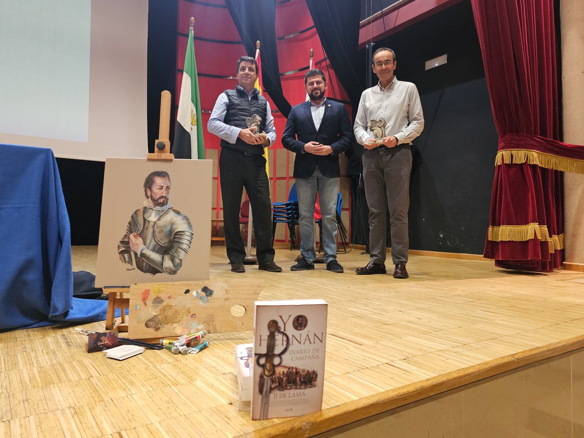 RafaMateosT's tweet photo. 📖 Presentación del libro "Yo, Hernán. Diario de campaña", de Juan José de Lama (@HernnCortes). El acto cultural fue conducido por Tomás Mazón (@ruta_elcano).

✅️ Una presentación muy dinámica e interesante, con una magnífica aceptación por parte del público. Se celebró en el mejor lugar (la cuna del insigne conquistador Hernán Cortés) y en un día muy especial (8 de noviembre, en el 505° aniversario del encuentro entre Hernán Cortés y el emperador azteca Moctezuma).

▶️ Vídeo: https://t.co/ybwQpGy64I