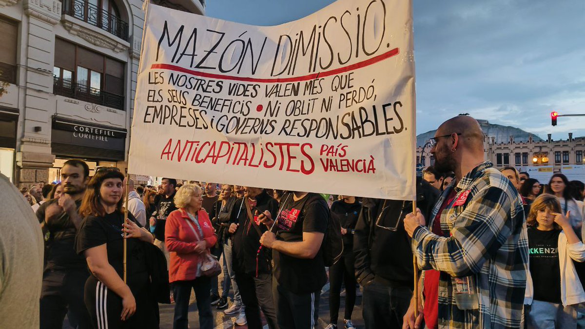 anticapiCat's tweet photo. València surt al carrer per exigir la dimissió de Mazón per la seva gestió negligent i homicida de la dana.

Veritat, depuració de responsabilitats i garanties de no repetició!

✊ Ecosocialisme o barbàrie ✊ https://t.co/hVTbfJxYwD