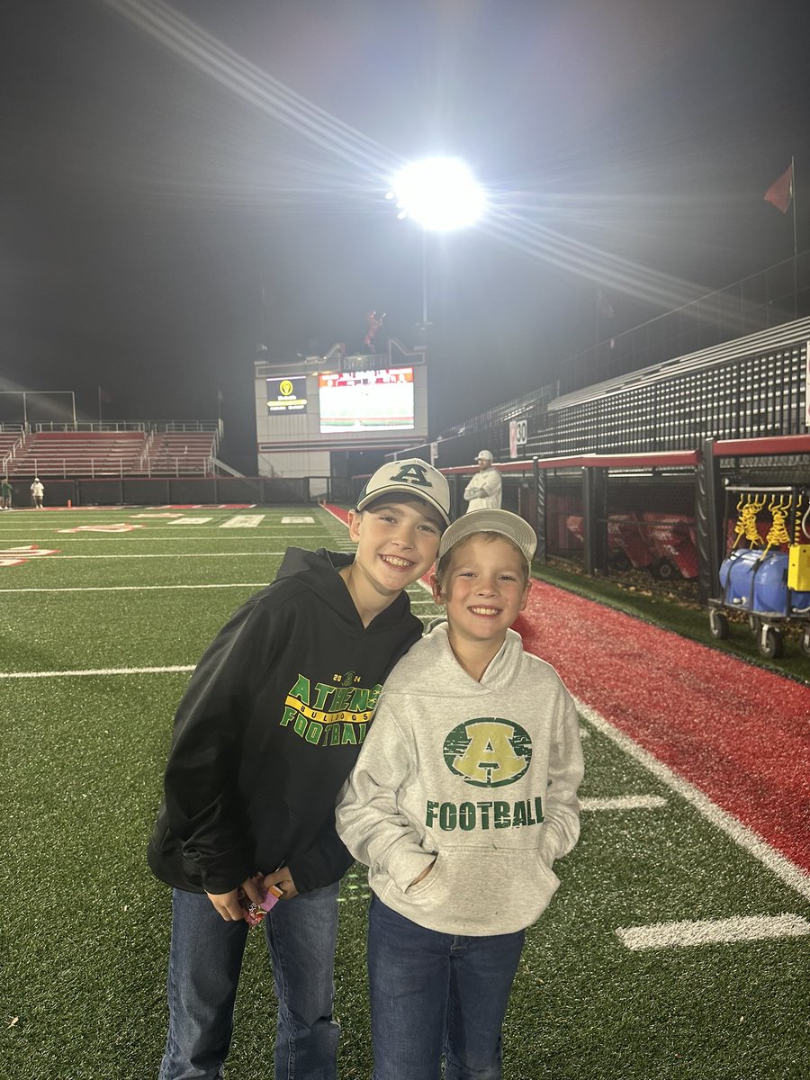 ambersholtis41's tweet photo. The best water boys Athens Football has ever seen 🥰🤣🤪 @ACSDBulldogsAD https://t.co/gID2GuasRV