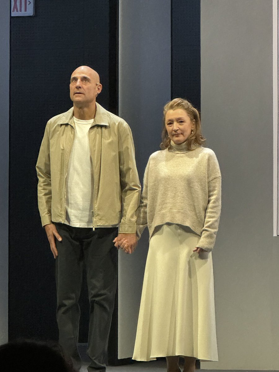 taylorfanzel's tweet image. Can confirm that @OedipusWestEnd is as phenomenal sat in the Stalls as it is in the Grand Circle or Royal Circle 👏🏻👏🏻👏🏻
#LesleyManville #MarkStrong
(Also love how it almost looks like Lesley is staring into my soul in the 3rd picture)