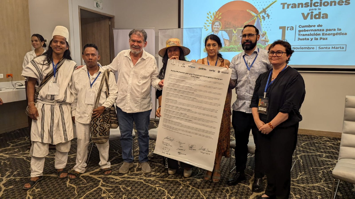 #CumbrePares Esta es la firma del Pacto Multiactor por una Transición Energética Justa en Colombia en la que se tienen en cuenta las voces de las comunidades, de los empresarios y de la sociedad civil para la toma de decisiones por una transición justa