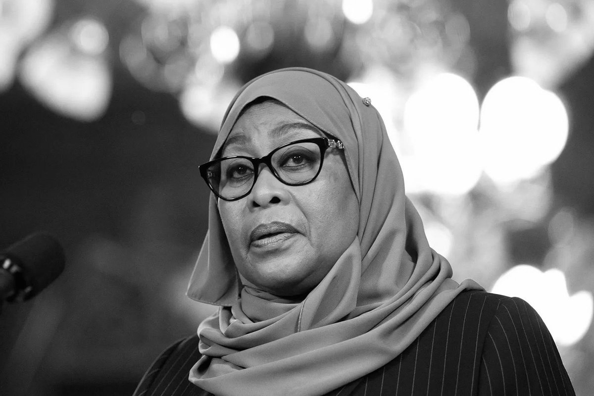 TanzaniaLeaks's tweet photo. BREAKING: Akiwa kwenye chumba cha upasuaji, hali ya Rais ilikuwa siyo nzuri. Alikuwa nusu kaputi. Walilazimika kumuweka kwenye  mitambo ya kupumulia. Tumuombee, hali yake itengamae. #TanzaniaLeaks https://t.co/ZtBFlPn68l