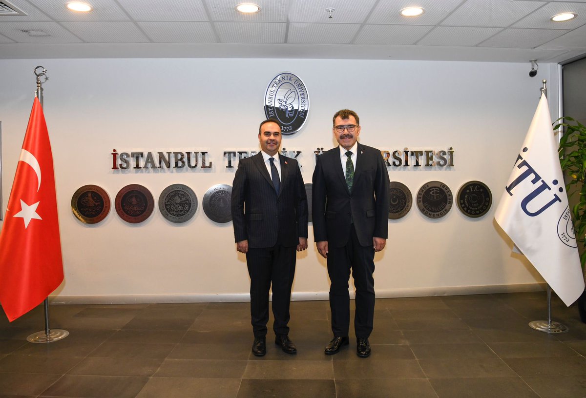 🐝✂️ Ülkemizin #MilliTeknolojiHamlesi yolculuğunun öncülerinden olan Sanayi ve Teknoloji Bakanımız Sayın Mehmet Fatih Kacır, İTÜ Bilgisayar ve Bilişim Fakültemizin yeni binasının açılışına teşrif etti!

Bakanımız açılış konuşmasında; "250 yılı aşkın köklü tarihiyle ülkemize eşsiz
