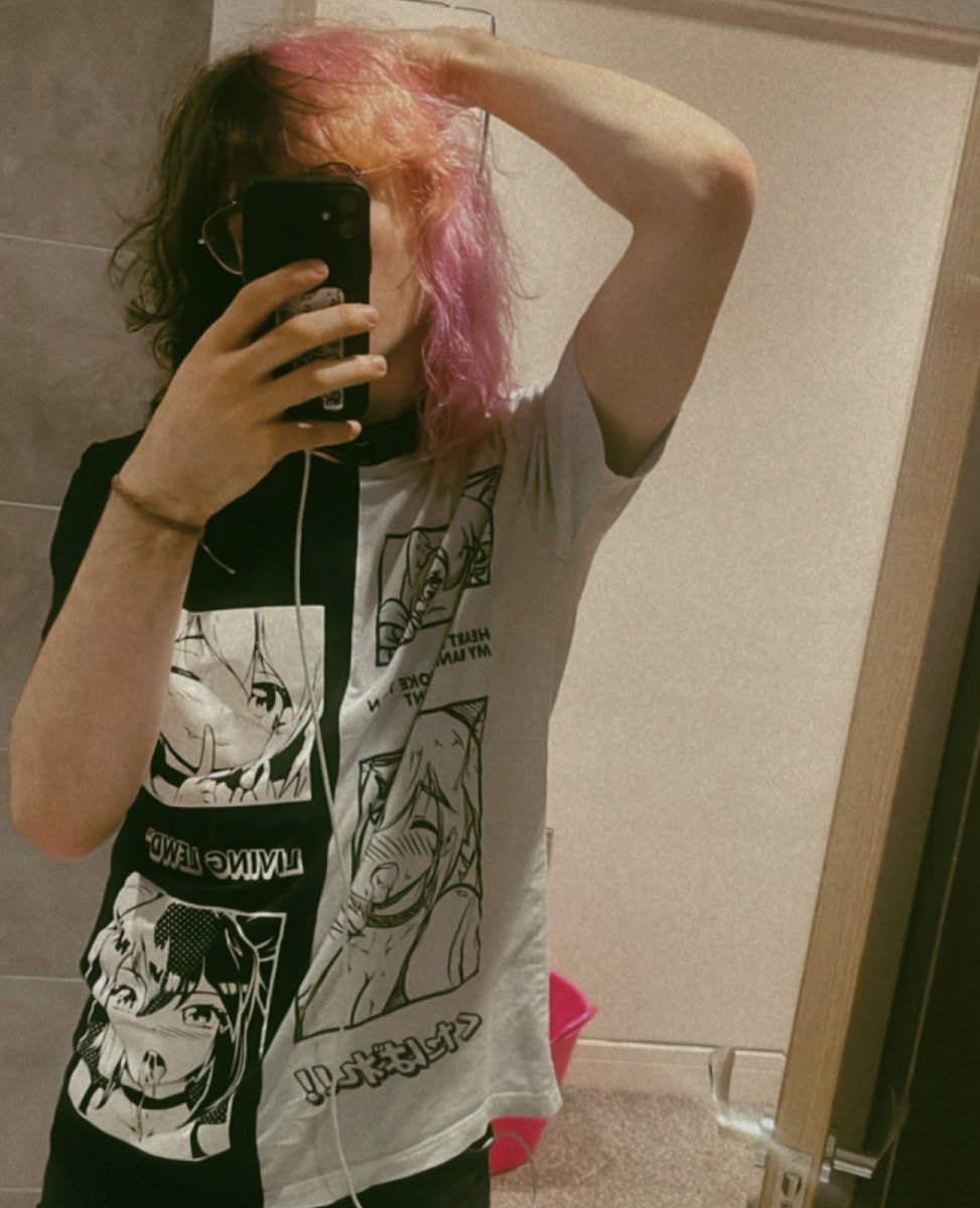 PrettyUseless tweet media