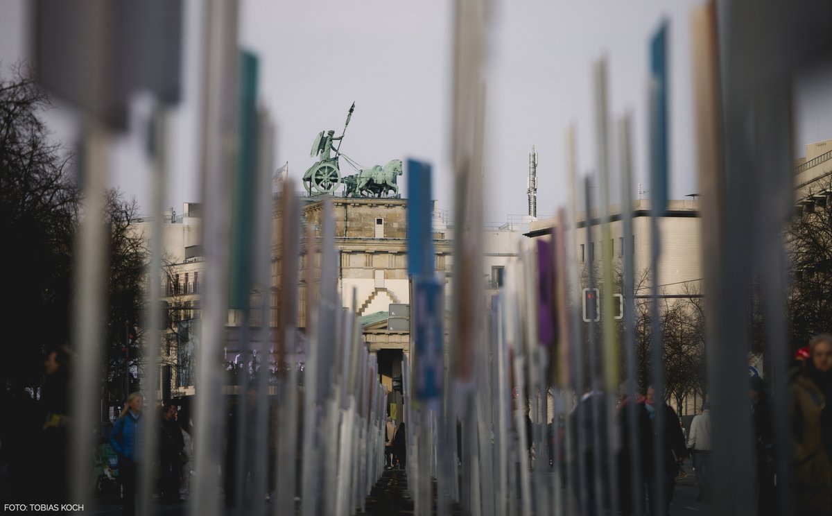 35 jahre mauerfall - haltet die freiheit hoch! „was bedeutet freiheit für dich?“ die antworten darauf sind derzeit auf schildern und plakaten entlang des ehemaligen mauerverlaufs von der invalidenstraße bis zur axel-springer-straße in #berlin zu sehen.