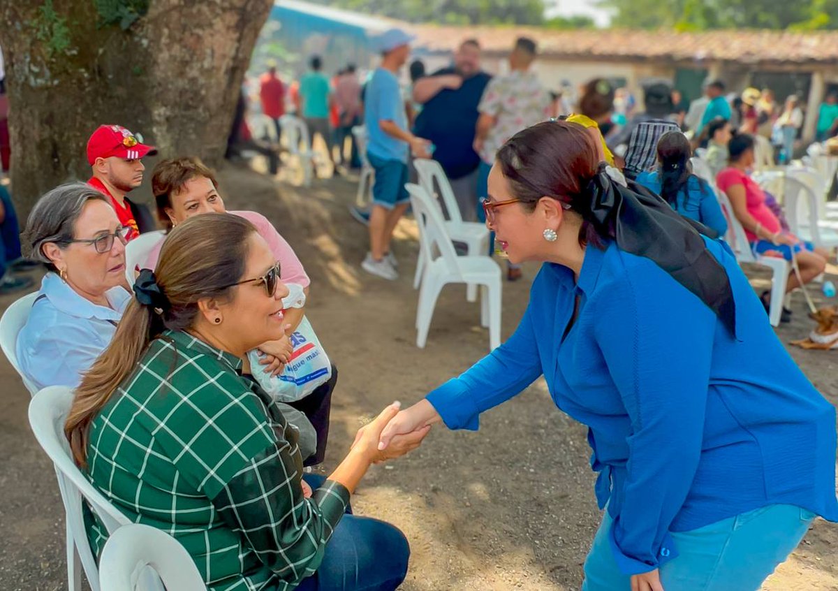 Esta mañana disfruto del Festival de la Naranja en📍 San Juan Opico.

Una fiesta llena de color, música, tradición y por supuesto, ¡la mejor naranja de El Salvador! 🍊

Hay actividades para toda la familia, deliciosos sabores locales, el ritmo contagioso de la música y la alegría