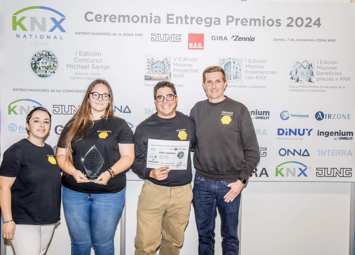 KnxSimulator's tweet photo. Finalistas junior del 𝙄 𝘾𝙤𝙣𝙘𝙪𝙧𝙨𝙤 𝙆𝙉𝙓 𝙈𝙞𝙘𝙝𝙖𝙚𝙡 𝙎𝙖𝙧𝙩𝙤𝙧. 🥇🥉��
Gracias a @KNX_Espana por llevar a cabo de manera conjunta esta innovadora iniciativa y a los fabricantes por su patrocinio.
#KNX #Matelec2024 #FP Dual #domótica #inmótica #buildingautomation https://t.co/h8Lt3Hgqxh