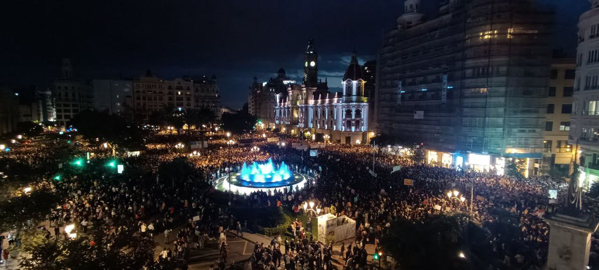 diario_red_'s tweet photo. 📢‼️ Manifestación histórica para pedir la dimisión de Carlos Mazón por su gestión de la DANA. No cabe ni un alma en la plaza del ayuntamiento de Valencia. #MazónDimissió
Vídeo de @mgmz_lo https://t.co/RxFyFSP5r5